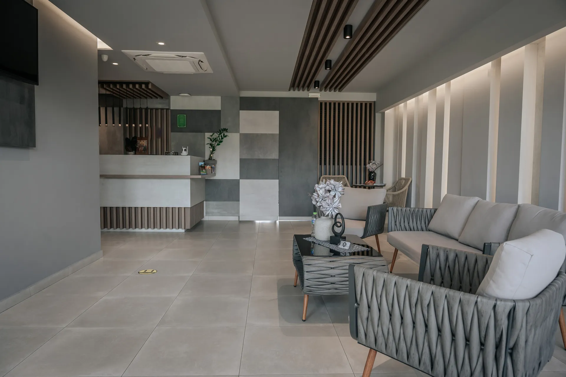 Tiara Holidays - Elizabeth Queen Luxury Rooms - lobby